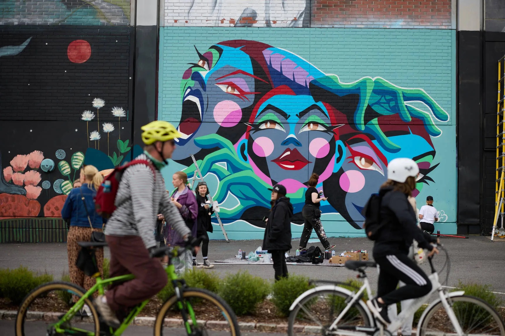 Mimmit peinttaa -katutaidetapahtumassa taitelijat maalasivat teokset vanhojen tehdasrakennusten seiniin. 