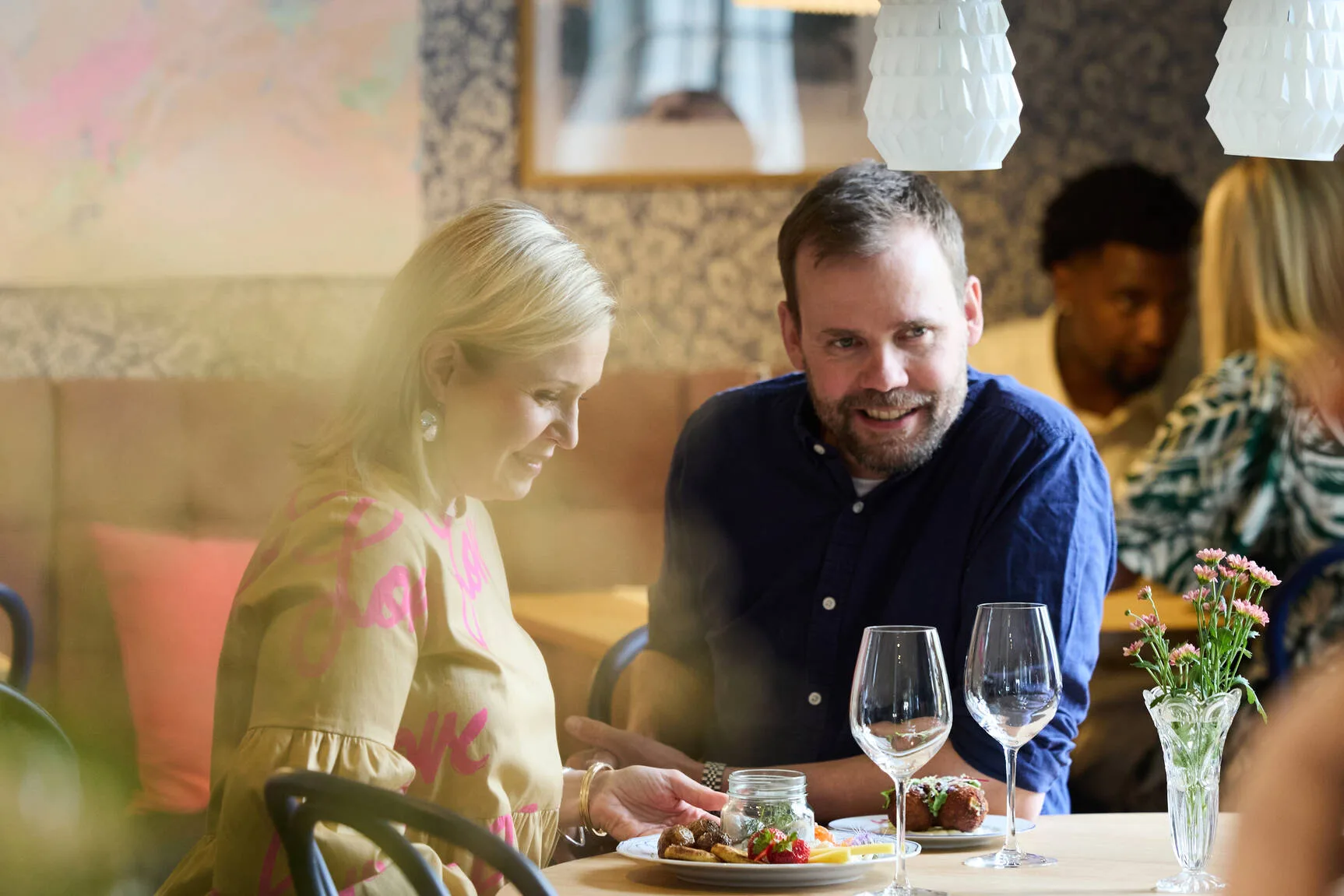 Ravintola Västissä ruokaileva pariskunta.